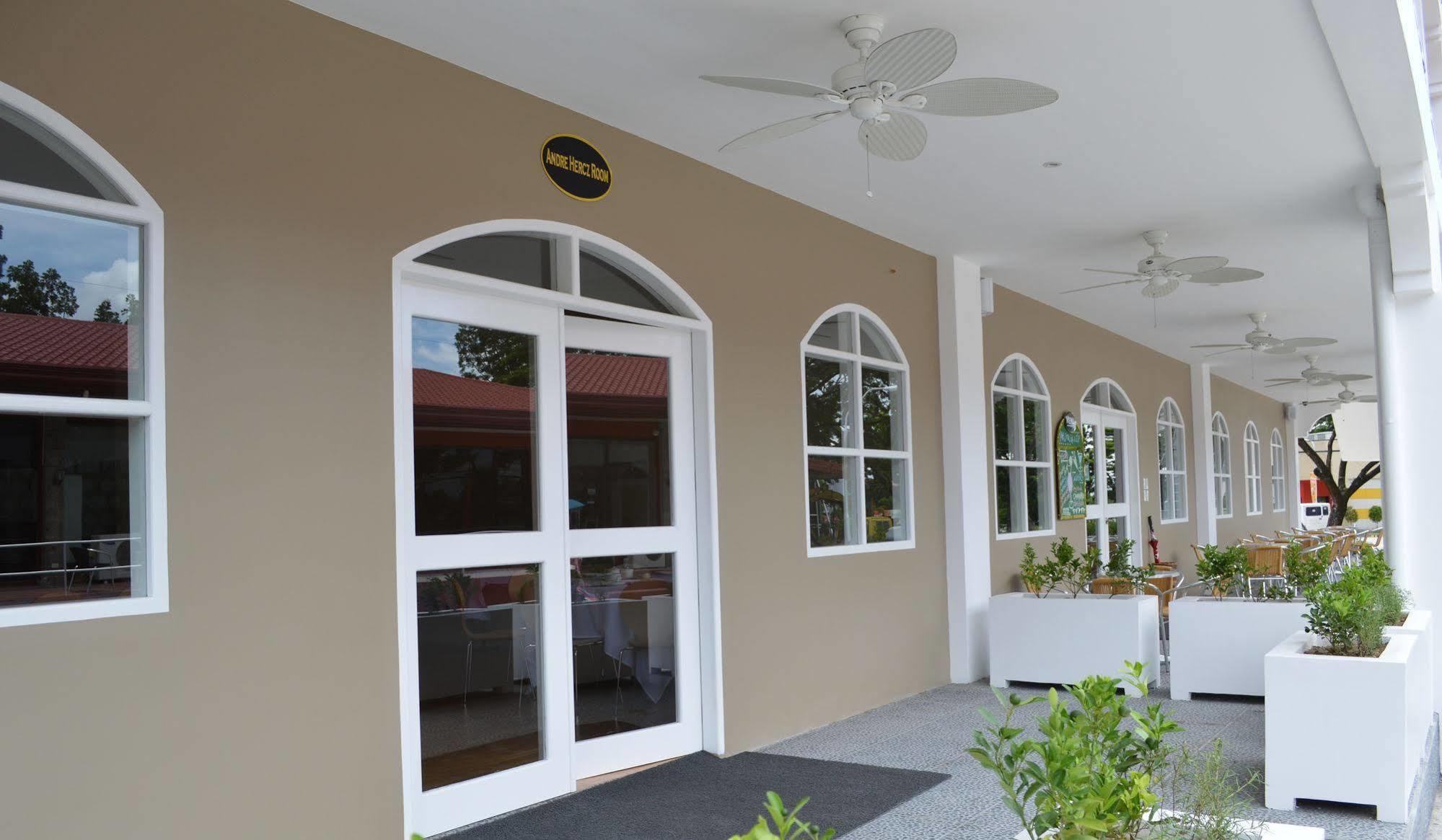Kingsley'S Hotel And Gastro Pub Mabalacat المظهر الخارجي الصورة